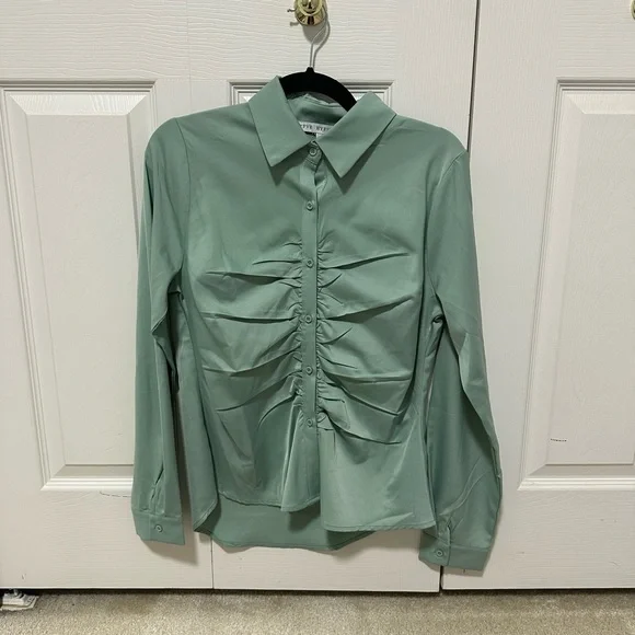 Cute Sage Button Up Top - NWOT - Picture 3 of 3
